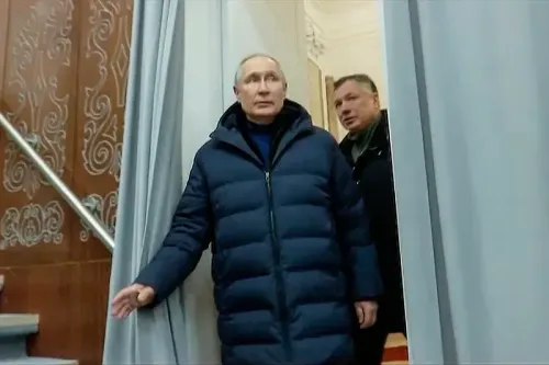 صورة تظهر فلاديمير بوتين وهو يدخل مكانًا مع مسؤول روسي، يعكس جهود روسيا للسيطرة على ماريوبول بعد الغزو الأوكراني.