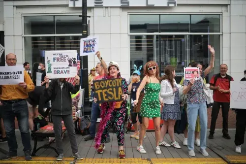 محتجون يتظاهرون خارج صالة عرض تسلا، يحملون لافتات تدعو لمقاطعة الشركة، في إطار حركة "Tesla Takedown" ضد إيلون ماسك.