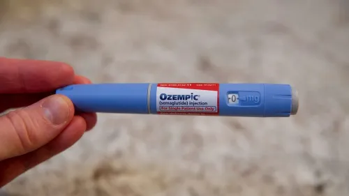 قلم حقن دواء أوزيمبيك (سيماجلوتايد)، المستخدم لعلاج السكري وفقدان الوزن، يظهر في يد شخص.