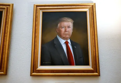 بورتريه لدونالد ترامب، تم رسمه من قبل سارة أ. بوردمان، مع إطار ذهبي، عُلق في مبنى الكابيتول بولاية كولورادو قبل إزالته بعد انتقادات ترامب.