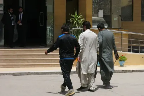 ثلاثة رجال يسيرون باتجاه مبنى في إسلام آباد، مع وجود رجال آخرين في الخلفية، في سياق اعتقالات مرتبطة بجرائم الشرف في باكستان.