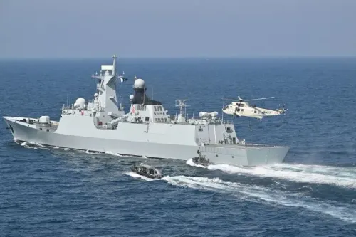 سفينة تابعة للبحرية الباكستانية أثناء عملياتها في بحر العرب، حيث صادرت مخدرات بقيمة تتجاوز 972 مليون دولار أمريكي.