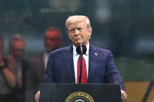 دونالد ترامب يتحدث من منصة، مع التركيز على تعبيره الجاد، خلال حديثه عن دوره في إنهاء النزاع بين الهند وباكستان.