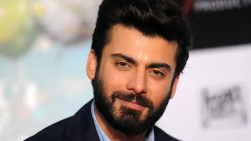 فواد خان، نجم السينما الباكستانية، يظهر بابتسامة واثقة، مما يعكس حماسة عودته إلى بوليوود بعد غياب طويل.