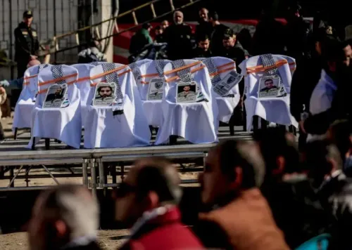 كرسيان فارغان مزينان بصور للعاملين في مجال الرعاية الصحية الذين قُتلوا، خلال حفل تخرج الأطباء في غزة وسط الدمار.