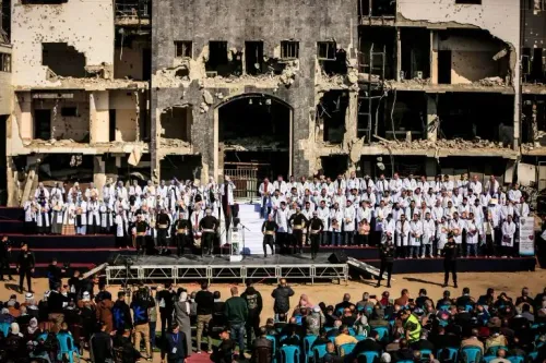 تخرج 168 طبيبًا فلسطينيًا في حفل رمزي أمام مجمع الشفاء الطبي المدمر في غزة، معبرين عن صمودهم في ظل الظروف الصعبة.