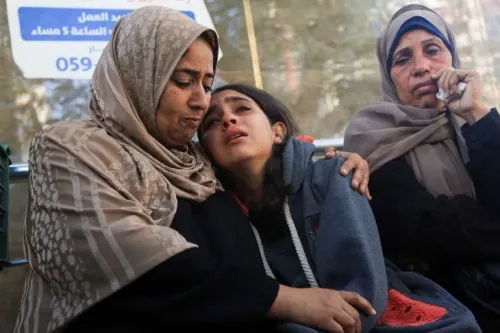 نساء فلسطينيات يعبرن عن حزنهن، حيث تحتضن إحداهن طفلة تبكي، في ظل الأوضاع الإنسانية الصعبة في غزة.