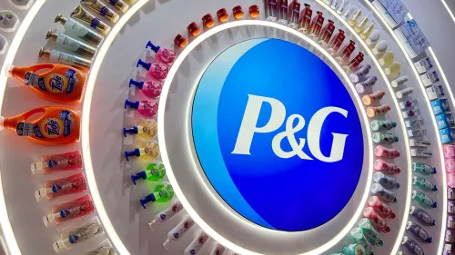 شعار شركة بروكتر آند جامبل مع مجموعة متنوعة من منتجات العناية المنزلية والشخصية، يعكس استراتيجية إعادة الهيكلة لمواجهة تحديات السوق.