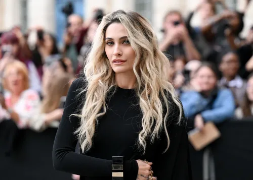 باريس جاكسون، ابنة مايكل جاكسون، تتحدث عن تجربتها مع الإدمان وتظهر ثقبًا في أنفها خلال حدث عام، مما يعكس رحلتها نحو الرصانة.