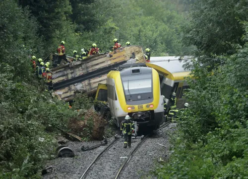 حادث قطار في جنوب ألمانيا يظهر عربات مقلوبة والفرق الإنقاذ تعمل في موقع الحادث، حيث أسفر عن مقتل ثلاثة وإصابة آخرين.