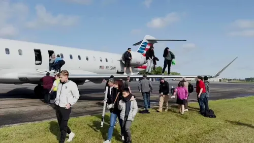 ركاب يخرجون من طائرة CRJ-900 تابعة للخطوط الجوية الأمريكية على المدرج في أوغوستا بعد إخلاء الطائرة بسبب دخان في المقصورة.