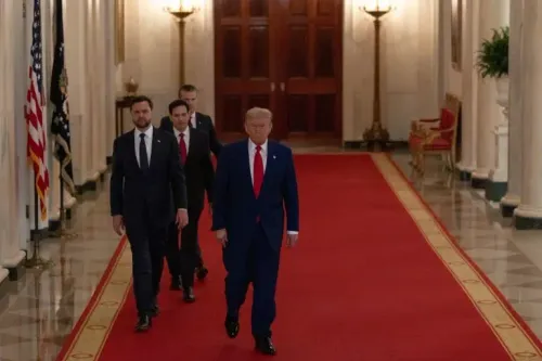 ترامب يسير في ممر البيت الأبيض، يرافقه مسؤولون، وسط أجواء رسمية، في ظل التوترات العسكرية مع إيران.