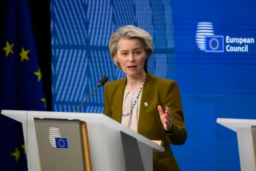 رئيسة المفوضية الأوروبية أورسولا فون دير لاين تتحدث في مؤتمر صحفي، مع وجود علم الاتحاد الأوروبي خلفها، في سياق مناقشات حول الأمن والدفاع في أوروبا.