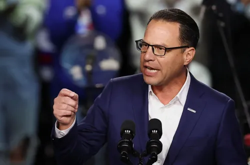 جوش شابيرو يتحدث في تجمع انتخابي، مع التركيز على حملته لولاية ثانية كحاكم بنسلفانيا، وسط حشد من المؤيدين.