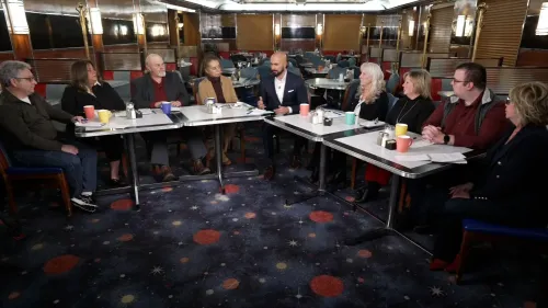 اجتماع لمجموعة من الناخبين في مطعم، حيث يتناقشون حول خطاب ترامب وتأثيره على الانتخابات، مع تباين الآراء بين مؤيديه ومعارضيه.