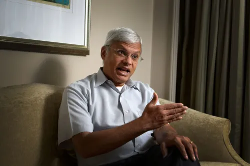 رجل يتحدث بجدية أثناء جلوسه على أريكة، في سياق تحقيقات تتعلق بتسريب معلومات سرية عن الأمن القومي الأمريكي.