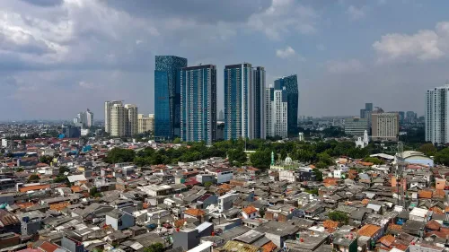 صورة تظهر تباين الحياة في إندونيسيا، حيث تتداخل المباني الحديثة مع الأحياء الفقيرة، مما يعكس موضوع الازدهار والسعادة.