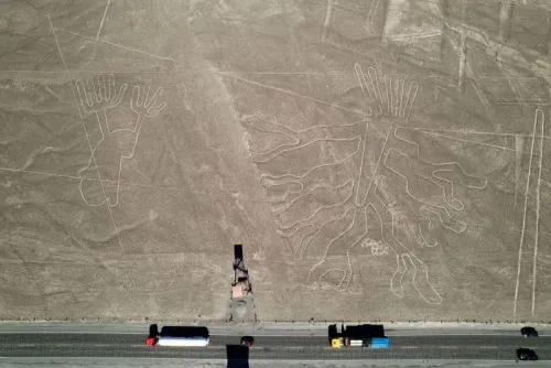 خطوط نازكا الشهيرة في صحراء بيرو، تظهر نقوش جيوغليفية ضخمة، محاطة بالنشاط البشري، مما يثير القلق حول حماية التراث الثقافي والبيئي.