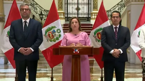 الرئيسة البيروفية دينا بولوارتي تتحدث في قصر الحكومة، محاطة بأعلام بيرو، مُعلنةً عن انتخابات عامة في 12 أبريل 2026.