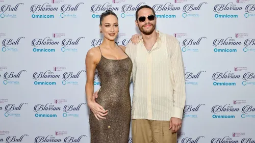 بيت ديفيدسون وإلسي هيويت يتألقان في حفل بلوسوم بول، حيث يحتفلان بخبر حملهما الأول وسط دعم الأصدقاء والمحبين.