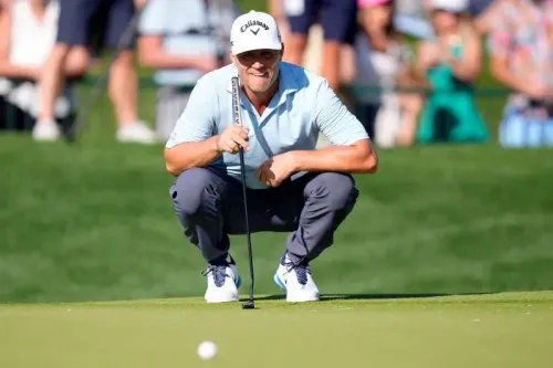 لاعب جولف يتأمل في الكرة أثناء جولة في بطولة رابطة محترفي الجولف الأمريكية 2025، مع جمهور خلفه في نادي كويل هولو بولاية نورث كارولينا.