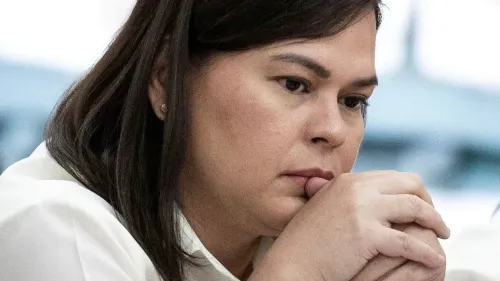 سارة دوتيرتي، نائبة الرئيس الفلبيني، تبدو متفكرة أثناء جلسة استماع تتعلق باتهامات الفساد وعزلها السياسي.