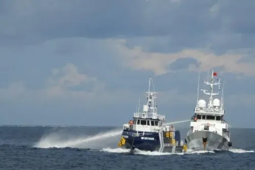 تصادم بين سفينتين، واحدة تابعة لخفر السواحل الفلبيني والأخرى صينية، في بحر الصين الجنوبي، مما أدى لأضرار طفيفة.