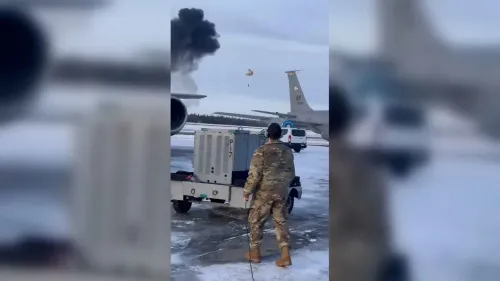 تصوير لحظة من حادث تحطم طائرة F-35 في قاعدة إيلسون الجوية بألاسكا، يظهر عموداً من الدخان ومظلة مفتوحة للطائر.