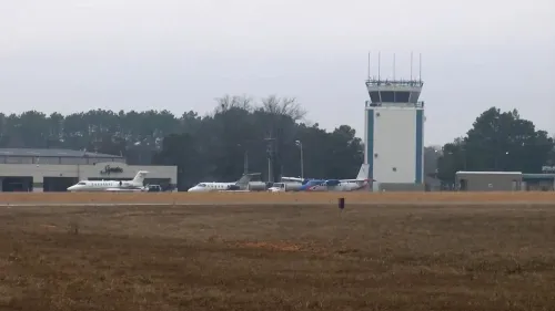 مطار تيكساركانا الإقليمي يظهر فيه طائرات على المدرج وبرج المراقبة، بعد حادثة تدخل طيار محلي لوقف مراهق مسلح.