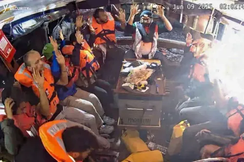 ناشطون على متن سفينة "مدلين" يرتدون سترات نجاة، يظهرون في حالة من القلق بعد اعتراضهم من قبل القوات الإسرائيلية في المياه الدولية.