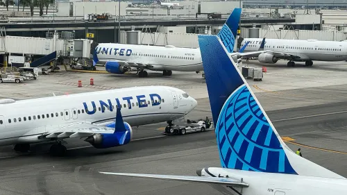 طائرات تابعة لشركة يونايتد إيرلاينز في مطار لوس أنجلوس، حيث تم إلغاء رحلة بسبب عدم وجود جواز سفر أحد الطيارين.