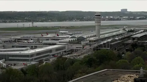 صورة لمطار رونالد ريجان الوطني بواشنطن، تظهر حركة الطائرات والمرافق، بعد حادث اصطدام طائرتين في المطار.