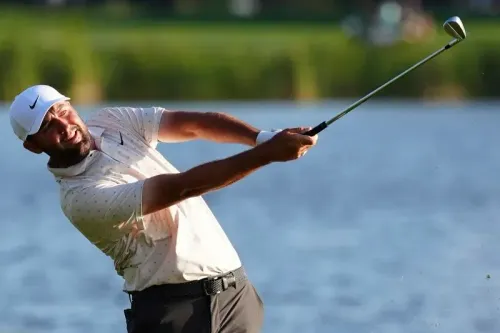 كاميلو فيليجاس، لاعب جولف كولومبي، يضرب الكرة في ملعب TPC Sawgrass، حيث حقق بداية قوية في بطولة اللاعبين.