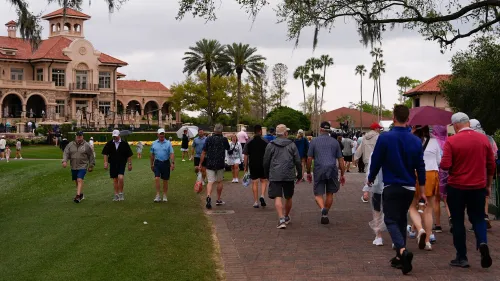 مشجعون يتوجهون نحو ملعب TPC Sawgrass في بونتي فيدرا بيتش، مع أجواء غائمة وتهديد بالعواصف، خلال جولة رابطة لاعبي الجولف المحترفين.