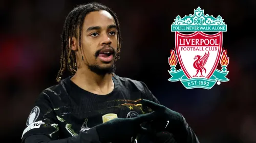 لاعب كرة قدم شاب يرتدي زي باريس سان جيرمان مع شعار نادي ليفربول، يرمز لصفقة انتقال باركولا المثيرة للجدل بقيمة 123 مليون جنيه إسترليني.