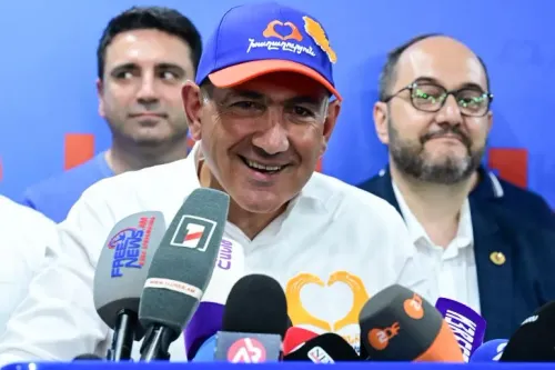 رئيس الوزراء الأرميني نيكول باشينيان مبتسم خلال مؤتمر صحفي، محاطًا بمساعديه، بعد فوز حزبه "العقد المدني" في الانتخابات البرلمانية.
