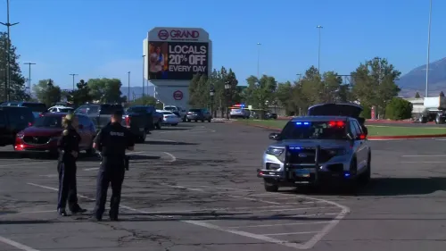 موقع الحادث خارج كازينو غراند سييرا في رينو، مع وجود شرطة وسيارات إسعاف في المنطقة بعد إطلاق نار أدى لإصابات متعددة.