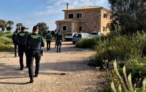 شرطة الحرس المدني تتجه نحو عقار في مايوركا حيث تم اعتقال شخصين بتهمة تربية وبيع قطط غريبة وتهريب حيوانات نادرة.