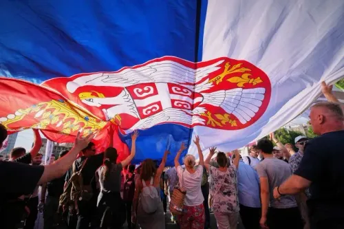 محتجون يحملون علم صربيا الكبير خلال مظاهرة في بلغراد ضد الحكومة، مطالبين بإجراء انتخابات برلمانية مبكرة.