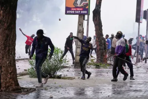 محتجون في نيروبي يواجهون الشرطة خلال مظاهرات ضد الحكومة، مع استخدام الغاز المسيل للدموع وخراطيم المياه لتفريقهم.