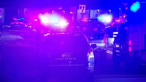 استجابة للشرطة في موقع حادث إطلاق النار في نيو ألباني، مع وجود مركبات الطوارئ والأضواء الساطعة، حيث أصيب خمسة أشخاص.