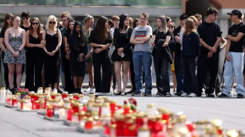 مجموعة من الطلاب يقفون في حالة حداد بالقرب من الشموع المضيئة تكريمًا لضحايا إطلاق النار في مدرسة غراتس الثانوية.