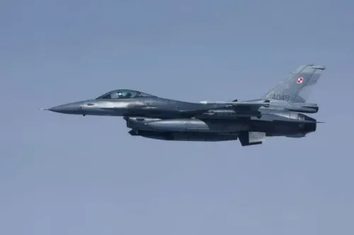 طائرة مقاتلة بولندية من طراز F-16 تحلق في السماء، في سياق استجابة للتهديدات الجوية الروسية خلال النزاع في أوكرانيا.