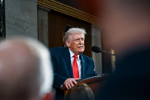 ترامب يتحدث أمام الكونغرس خلال خطاب حالة الاتحاد، مع تزايد القلق بشأن قدرته العقلية بين الأمريكيين.