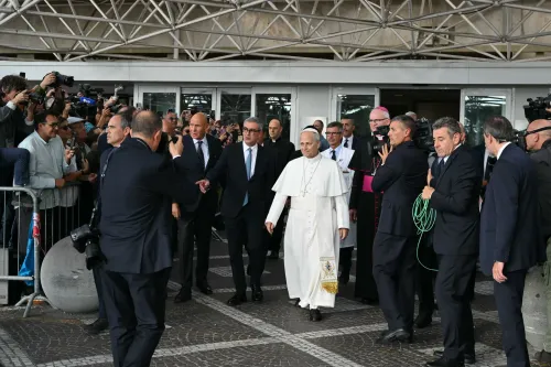 البابا ليو الرابع عشر يغادر مستشفى جيميلي في روما بعد جراحة الرئة، محاطاً بحراسه ومرافقيه وسط اهتمام الإعلام.