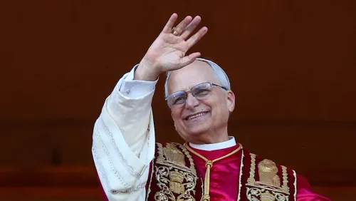 البابا ليو الرابع عشر يلوح بيده من شرفة كاتدرائية القديس بطرس، مبتسمًا، بعد انتخابه لقيادة 1.4 مليار كاثوليكي في العالم.