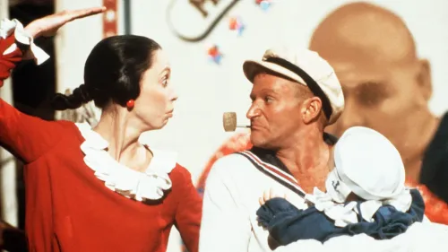 روبن ويليامز وشيللي دوفال في مشهد من فيلم "بوباي" عام 1980، حيث يجسد ويليامز شخصية بوباي بملابسه البحرية.