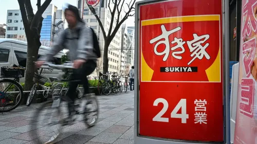 لافتة متجر سوكيا الشهيرة، مع خلفية حضرية، تظهر تفاصيل عن ساعات العمل. المتجر مغلق مؤقتًا بسبب قضايا سلامة الغذاء.