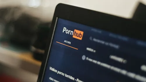 موقع Pornhub يظهر على شاشة كمبيوتر محمول، وسط تحقيق المفوضية الأوروبية حول حماية القاصرين من المحتوى الإباحي.