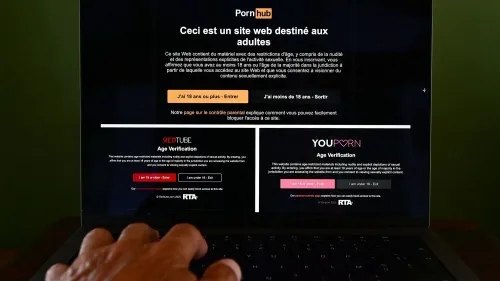 شاشة كمبيوتر تعرض صفحة التحقق من العمر لموقع Pornhub، مع خيارات للدخول أو الخروج، في سياق قانون فرنسي جديد لحماية القاصرين.